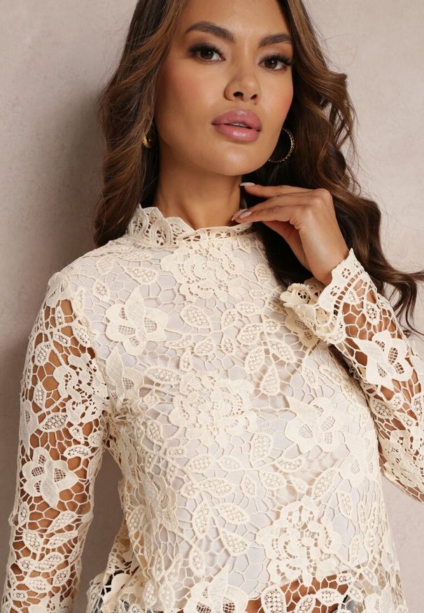 Renee - Jasnobeżowa Bluzka Koronkowa Rissanen. Typ kołnierza: kołnierzyk stójkowy. Kolor: beżowy. Materiał: koronka. Długość: długie. Wzór: koronka