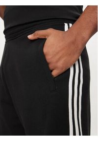 Adidas - adidas Szorty sportowe adicolor 3-Stripes IU2337 Czarny Regular Fit. Kolor: czarny. Materiał: bawełna. Styl: sportowy #5