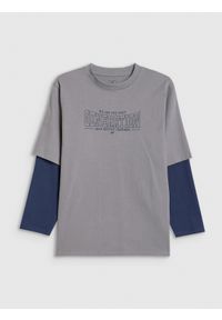 4f - 4F Longsleeve loose z nadrukiem chłopięcy - szary 158/164 (12-14 lat). Okazja: na co dzień. Kolor: szary. Materiał: materiał, bawełna. Długość rękawa: długi rękaw. Wzór: nadruk. Sezon: lato. Styl: casual #1