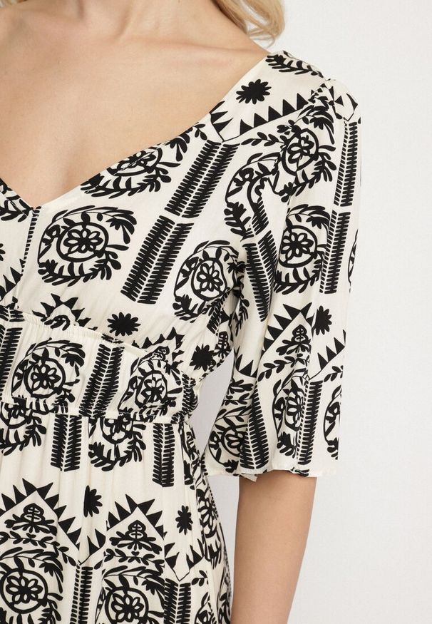 Born2be - Czarno-Kremowa Sukienka Wiskozowa Rozkloszowana z Odkrytymi Plecami w Print Boho Turaisa. Okazja: na co dzień. Typ kołnierza: dekolt w kształcie V. Kolor: czarny. Materiał: wiskoza. Długość rękawa: długi rękaw. Wzór: nadruk. Typ sukienki: proste, rozkloszowane. Styl: boho