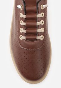 Born2be - Brązowe Wsuwane Tenisówki z Perforacją i Podeszwą z Bieżnikiem Illanya. Okazja: na co dzień. Zapięcie: bez zapięcia. Kolor: brązowy. Materiał: jeans. Szerokość cholewki: normalna. Styl: casual, klasyczny #7