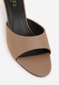 Renee - Ciemnobeżowe Eleganckie Klapki Peep Toe na Klepsydrowym Obcasie Jilthine. Nosek buta: otwarty. Kolor: beżowy. Materiał: satyna. Sezon: lato. Obcas: na obcasie. Styl: elegancki. Wysokość obcasa: średni #7