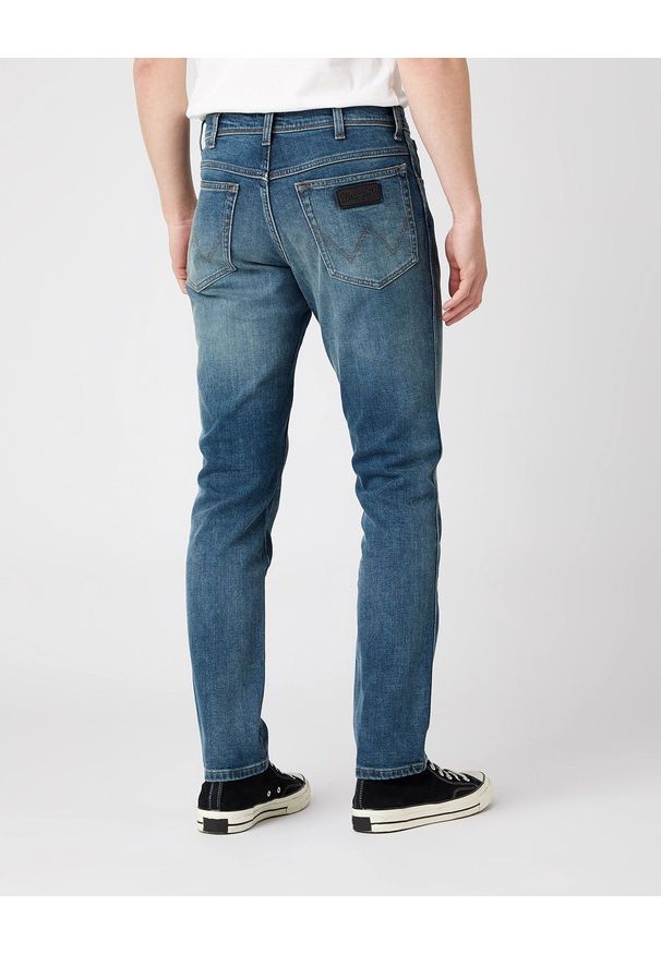 Wrangler - MĘSKIE SPODNIE JEANSOWE WRANGLER TEXAS TAPER SMOOTH DUST W12T2837J 112141163