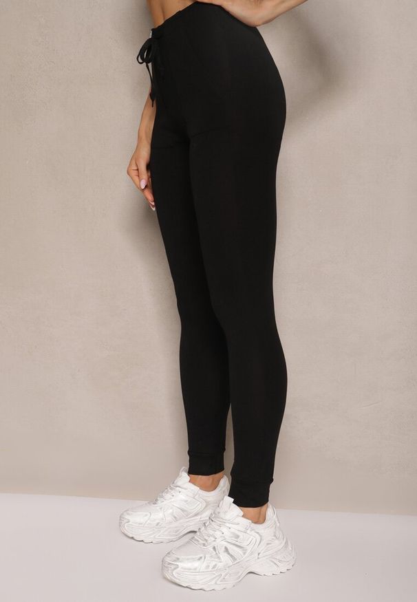 Renee - Czarne Spodnie Dresowe z Bawełną Typu Skinny High Waist Halaviela. Okazja: na co dzień. Stan: podwyższony. Kolor: czarny. Materiał: bawełna, dresówka. Styl: casual