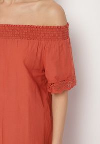 Born2be - Pomarańczowa Bawełniana Sukienka Hiszpanka z Ażurowymi Zdobieniami Filissa. Okazja: na co dzień. Typ kołnierza: dekolt hiszpanka. Kolor: pomarańczowy. Materiał: bawełna. Długość rękawa: krótki rękaw. Wzór: aplikacja, ażurowy. Typ sukienki: rozkloszowane, z odkrytymi ramionami. Styl: casual #2