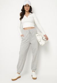 Born2be - Jasnoszare Bawełniane Spodnie Dresowe o Kroju Jogger Falorwena. Okazja: na co dzień. Kolor: szary. Materiał: bawełna, dresówka. Styl: klasyczny, casual #5