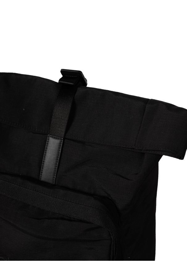Calvin Klein Plecak "CK Must T+ Roll Top" | K50K510277 BAX | Mężczyzna | Czarny. Kolor: czarny. Materiał: poliamid, poliester. Wzór: napisy. Styl: casual