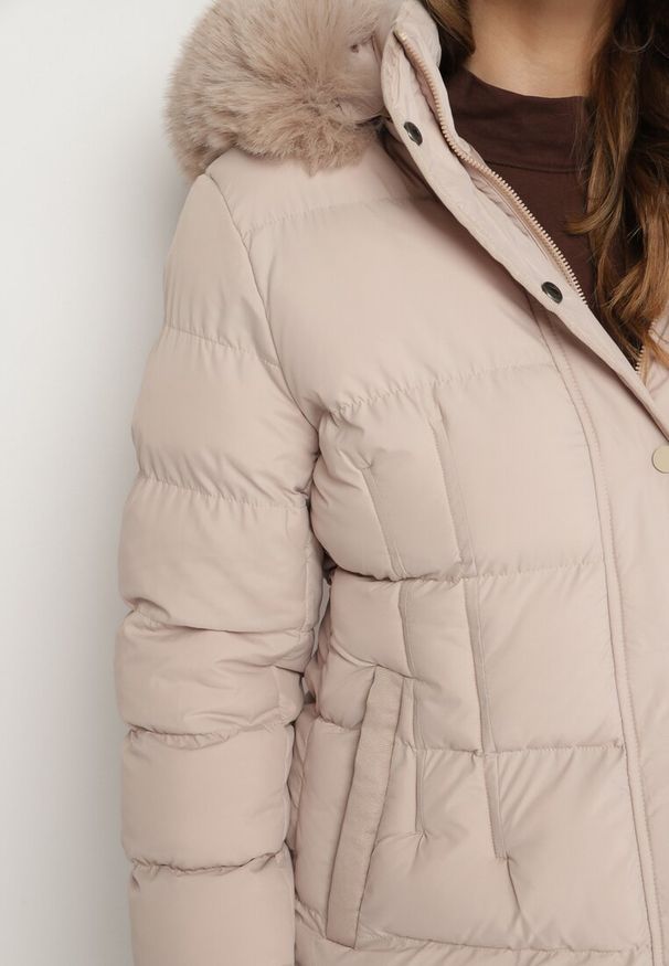 Born2be - Beżowa Kurtka z Futrem Pikowana z Odpinanym Kapturem Raiona. Okazja: na co dzień, na spacer. Kolekcja: plus size. Kolor: beżowy. Materiał: futro. Styl: elegancki, casual