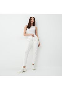 Mohito - Białe spodnie dresowe - Kremowy. Kolor: kremowy. Materiał: dresówka #1