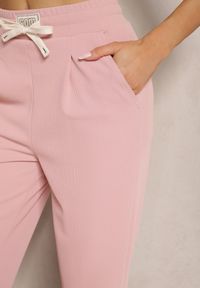 Renee - Różowe Spodnie High Waist z Prostą Nogawką i Gumką w Pasie Fadesa. Okazja: na co dzień. Stan: podwyższony. Kolor: różowy. Styl: casual
