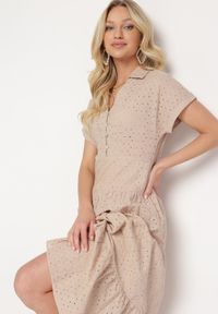 Born2be - Beżowa Bawełniana Sukienka o Ażurowym Wykończeniu z Krótkim Rękawem Zapinana na Guziki Kataria. Okazja: na co dzień. Typ kołnierza: dekolt w serek. Kolor: beżowy. Materiał: bawełna. Długość rękawa: krótki rękaw. Wzór: ażurowy. Typ sukienki: proste. Styl: klasyczny, casual #2