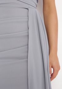 Born2be - Jasnoszara Dopasowana Sukienka Maxi z Ozdobnym Trenem Iralia. Kolor: szary. Typ sukienki: asymetryczne. Długość: maxi #5