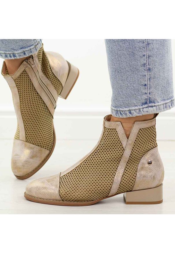 Złote wiosenne botki damskie na obcasie M.Daszyński Sa197-31. Okazja: na co dzień. Kolor: złoty. Szerokość cholewki: normalna. Wzór: ażurowy. Materiał: skóra. Sezon: wiosna. Obcas: na obcasie. Styl: casual, elegancki, boho, klasyczny. Wysokość obcasa: niski