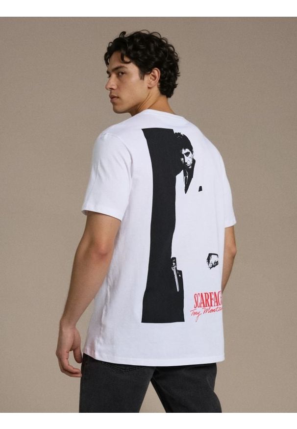 Sinsay - Bawełniana koszulka z nadrukiem Scarface - biały. Kolor: biały. Materiał: bawełna. Wzór: nadruk