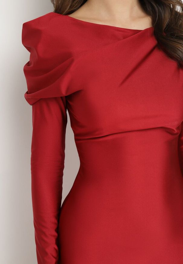 Born2be - Czerwona Dopasowana Sukienka z Rozcięciem i Asymetrycznym Dekoltem Ravielis. Okazja: na imprezę. Kolor: czerwony. Długość rękawa: długi rękaw. Typ sukienki: asymetryczne. Styl: elegancki, klasyczny