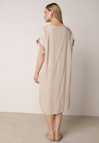 Born2be - Beżowa Pudełkowa Sukienka z Lnem i Wiskozą Zdobiona Metalicznym Guzikiem Phisoth. Okazja: na co dzień, do pracy, na spotkanie biznesowe. Kolekcja: plus size. Kolor: beżowy. Materiał: wiskoza, len. Wzór: aplikacja. Sezon: lato. Typ sukienki: dla puszystych, proste. Styl: casual, biznesowy, elegancki #8