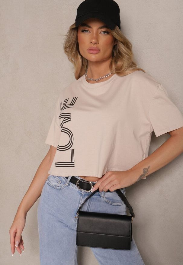 Renee - Ciemnobeżowy T-shirt z Bawełny o Krótkim Kroju Ozdobiony Napisem Sannovia. Okazja: na co dzień. Kolor: beżowy. Materiał: bawełna. Długość: krótkie. Wzór: napisy, aplikacja. Styl: klasyczny, casual