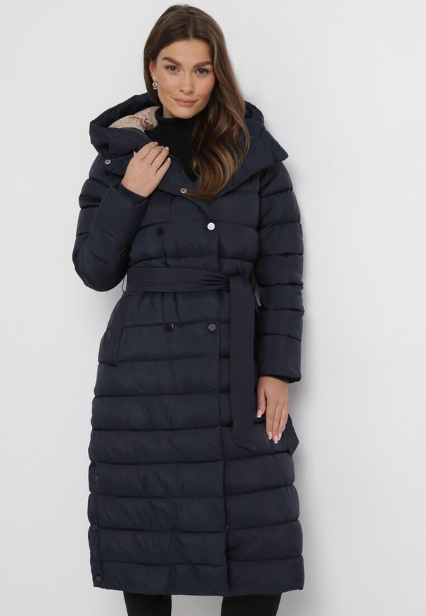 Born2be - Granatowa Kurtka Płaszcz Pikowany z Kapturem i Zapinanymi Kieszeniami Paxana. Typ kołnierza: kaptur. Kolor: niebieski. Materiał: materiał
