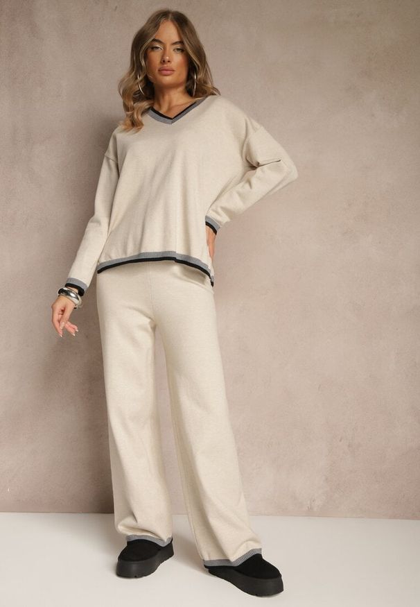 Renee - Jasnobeżowy Komplet Dzianinowy Sweter i Spodnie Wide Leg z Ozdobną Lamówką Ralenia. Kolor: beżowy. Materiał: dzianina. Wzór: aplikacja