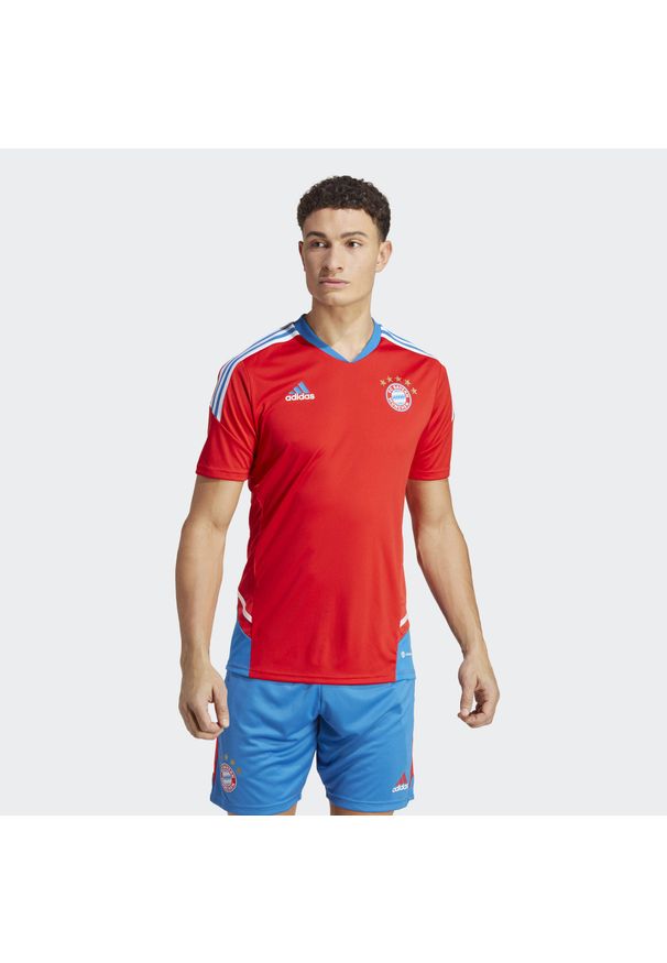 Adidas - Koszulka treningowa Bayern Munich Condivo 2022/23. Kolor: wielokolorowy, niebieski, czerwony. Sport: piłka nożna