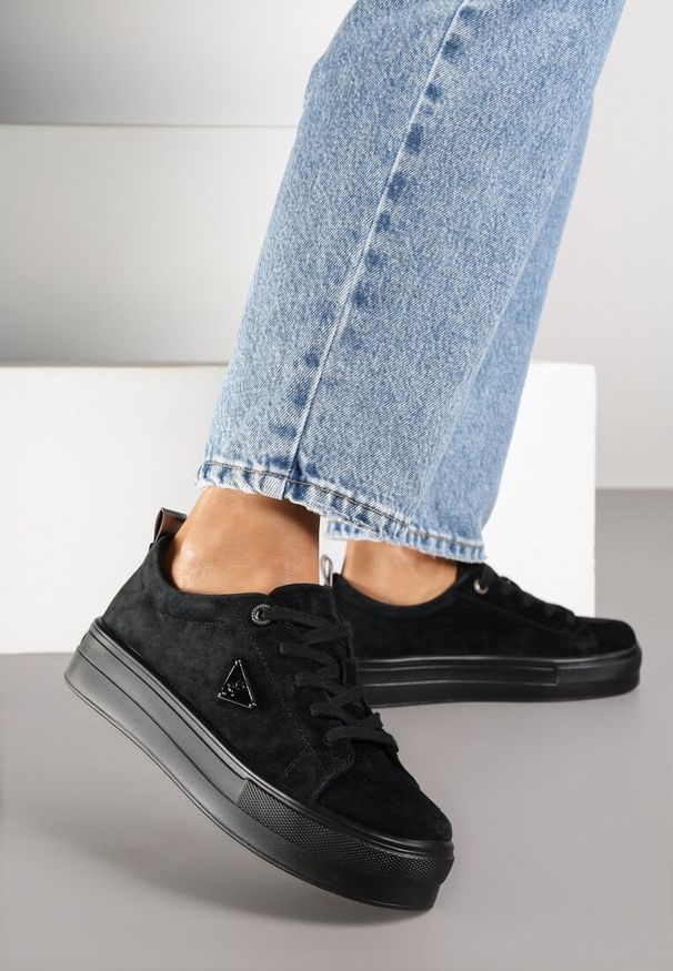 Born2be - Czarne Zamszowe Sneakersy na Grubej Podeszwie z Metaliczną Ozdobą Messle. Okazja: na co dzień. Kolor: czarny. Materiał: zamsz. Wzór: aplikacja