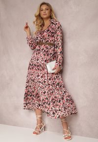 Renee - Różowa Sukienka Mossaxe. Kolor: różowy. Materiał: tkanina. Długość rękawa: długi rękaw. Typ sukienki: kopertowe. Długość: midi