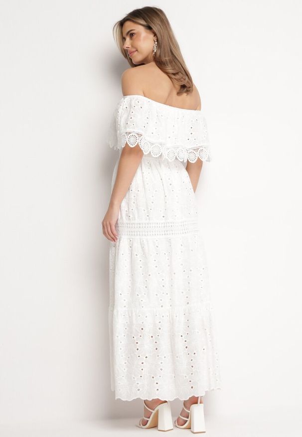 Born2be - Biała Ażurowa Sukienka Hiszpanka Maxi z Bawełny Ozdobiona Koronką Bimiosa. Typ kołnierza: dekolt hiszpanka. Kolor: biały. Materiał: bawełna, koronka. Wzór: ażurowy, aplikacja, koronka. Długość: maxi