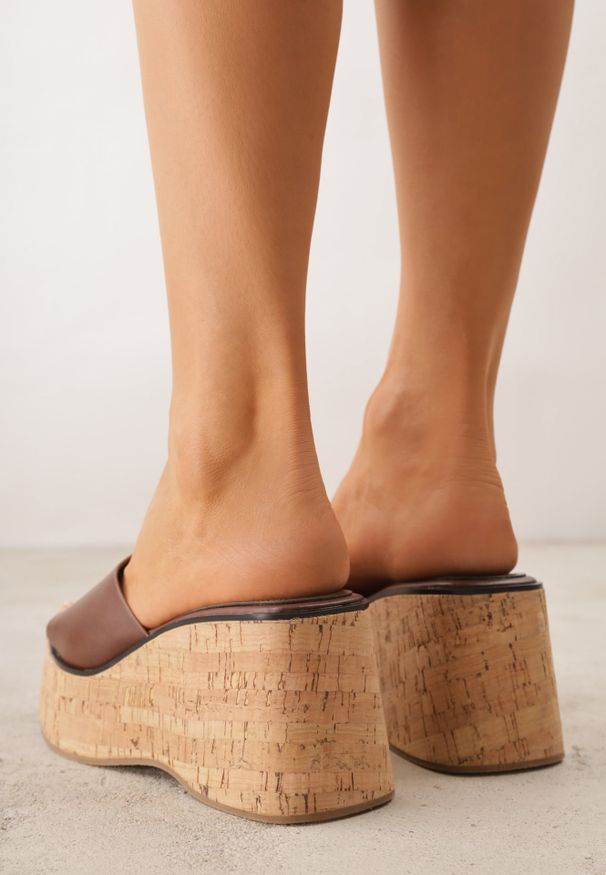 Renee - Brązowe Klapki z Kwadratowym Noskiem VICES na Koturnie z Fakturą Korka Kahliliana. Kolor: brązowy. Wzór: haft. Sezon: lato. Obcas: na koturnie. Styl: boho, elegancki, wakacyjny