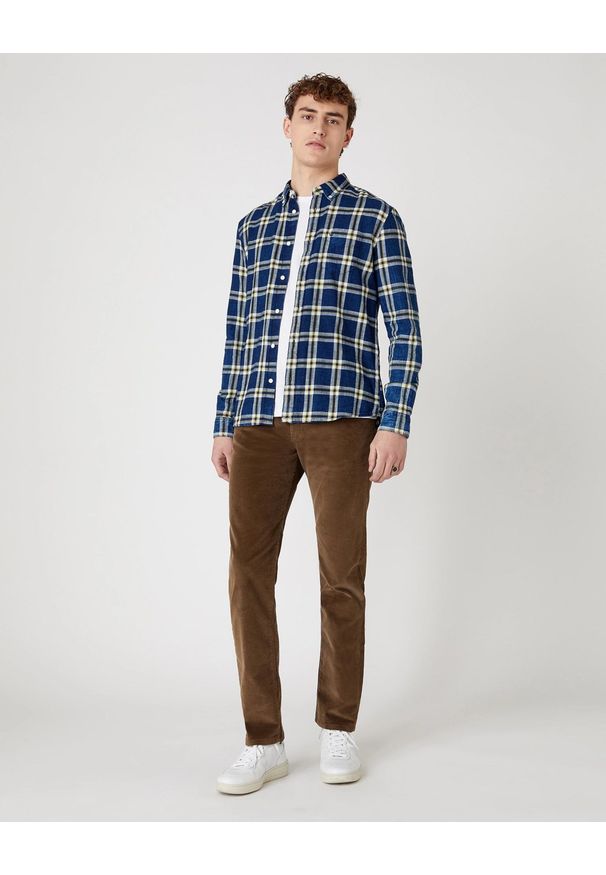 Wrangler - WRANGLER LS 1PKT BUTTON DOWN MĘSKA KOSZULA GOLDEN ROD W5A33TX1K 112130010. Typ kołnierza: button down
