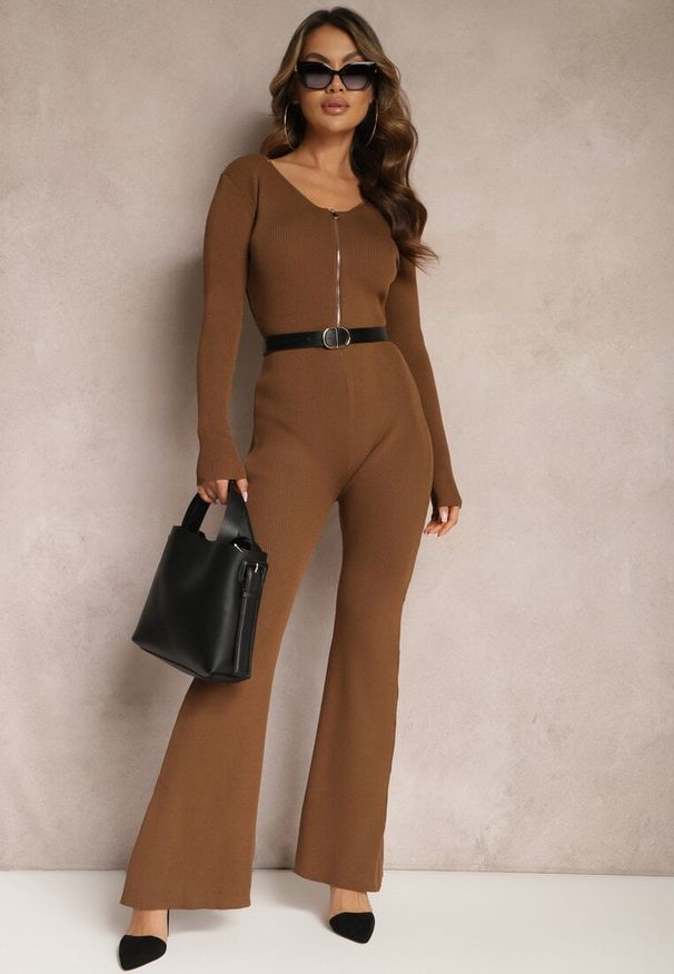 Renee - Brązowy Kombinezon Bodycon z Prążkowanej Wiskozy ze Spodniami Typu Dzwony i Suwakiem Lavirna. Kolor: brązowy. Materiał: wiskoza, prążkowany. Styl: elegancki