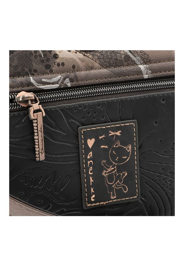 Brązowa Elegancka Damska Torebka Z Klapką Anekke. Kolor: brązowy. Wzór: aplikacja. Materiał: zdobione. Styl: elegancki