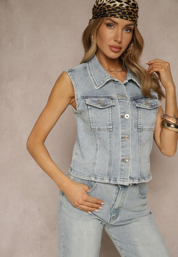 Renee - Jasnoniebieska Kamizelka Jeansowa z Bawełny z Kieszeniami i Klapami Silmio. Okazja: na spotkanie biznesowe, do pracy, na spacer. Kolor: niebieski. Materiał: bawełna, jeans. Styl: biznesowy, klasyczny, elegancki