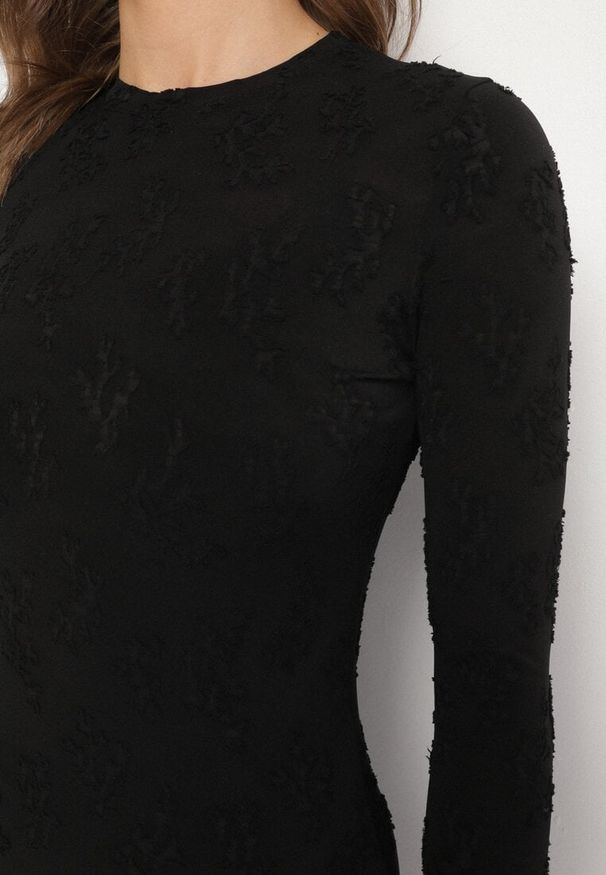 Born2be - Czarna Sukienka z Wiskozą o Dopasowanym Kroju z Tkaniny Plumeti Silsela. Kolor: czarny. Materiał: wiskoza, tkanina. Długość rękawa: na ramiączkach. Styl: klasyczny