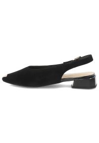 Czółenka damskie S.Barski, cholewka ze skóry naturalnej zamszowej elegancki fason slingback niski stabilny obcas, czarne, CR61-3050. Okazja: na spotkanie biznesowe. Zapięcie: klamry. Kolor: czarny. Materiał: skóra, zamsz. Szerokość cholewki: normalna. Obcas: na obcasie. Styl: elegancki. Wysokość obcasa: średni #5