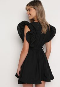 Born2be - Czarna Plisowana Sukienka z Materiałowym Paskiem w Talii i Ozdobnymi Falbankami Christi. Typ kołnierza: kołnierz z falbankami. Kolor: czarny. Materiał: materiał. Typ sukienki: rozkloszowane #6