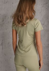 Renee - Jasnozielony Klasyczny T-shirt o Gładkim Wykończeniu Rhethine. Kolor: zielony. Materiał: jeans, zamsz. Długość: krótkie. Wzór: gładki. Styl: klasyczny #8