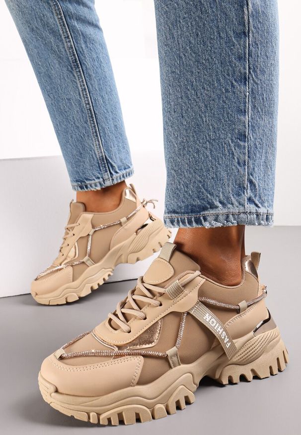 Renee - Ciemnobeżowe Sznurowane Sneakersy z Ozdobnym Paskiem i Metalicznymi Wstawkami Asterella. Okazja: na co dzień. Zapięcie: pasek. Kolor: beżowy. Materiał: materiał