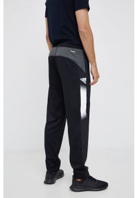 Adidas - adidas Spodnie GV5308 męskie kolor czarny z nadrukiem. Kolor: czarny. Materiał: tkanina, materiał. Wzór: nadruk #2