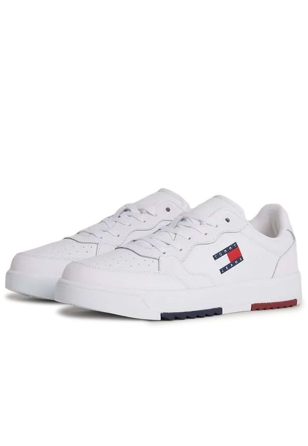 Buty Tommy Jeans Retro Essential EM0EM01397-YBS - białe. Zapięcie: sznurówki. Kolor: biały. Materiał: kauczuk, guma, poliester, skóra, syntetyk, materiał. Szerokość cholewki: normalna. Wzór: aplikacja