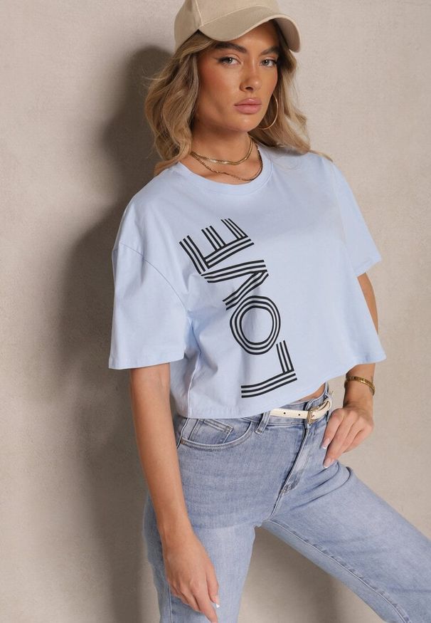 Renee - Niebieski T-shirt z Bawełny o Krótkim Kroju Ozdobiony Napisem Sannovia. Okazja: na co dzień. Kolor: niebieski. Materiał: bawełna. Długość: krótkie. Wzór: aplikacja, napisy. Styl: klasyczny, casual