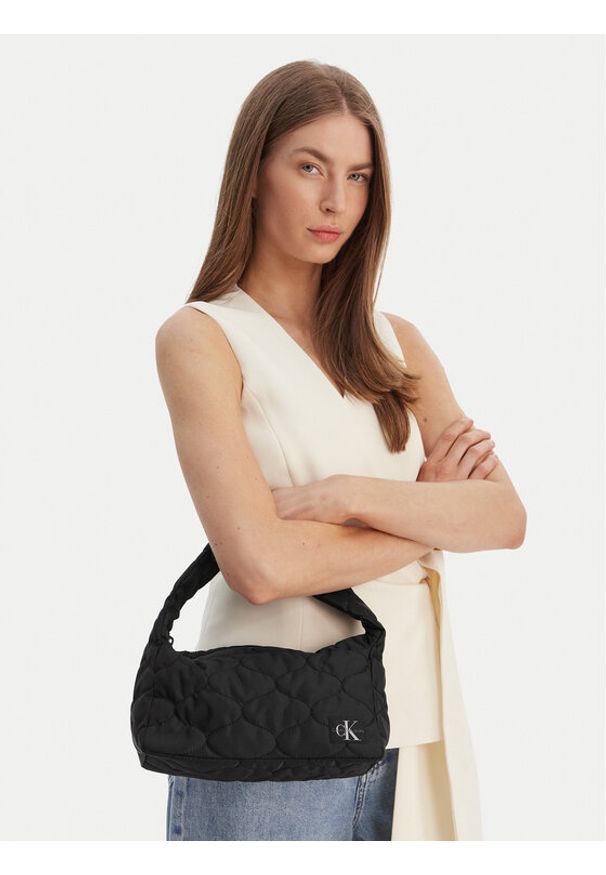 Calvin Klein Torebka Quilted Shoulder Bag IU0IU00724 Czarny. Kolor: czarny