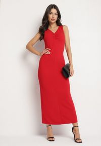 Born2be - Czerwona Dopasowana Sukienka z Wiskozą Ozdobiona Marszczeniem Siloria. Okazja: na co dzień. Typ kołnierza: dekolt w kształcie V. Kolor: czerwony. Materiał: wiskoza. Wzór: aplikacja. Sezon: lato. Typ sukienki: proste. Styl: casual, elegancki #5