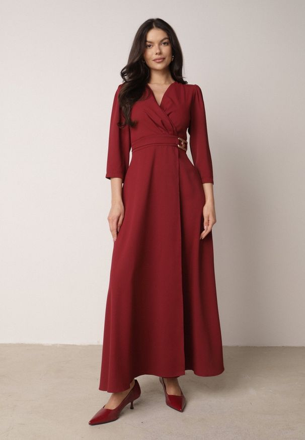 Born2be - Bordowa Kopertowa Sukienka Wieczorowa z Metaliczną Aplikacją w Talii Henalana. Okazja: na imprezę. Typ kołnierza: dekolt w serek. Kolor: czerwony. Wzór: aplikacja. Typ sukienki: kopertowe. Styl: wizytowy