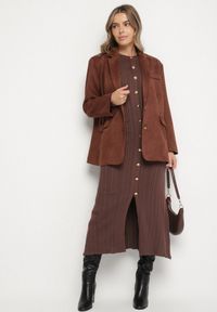 Born2be - Brązowa Sweterkowa Sukienka z Wiskozą Ozdobiona Metalicznymi Guzikami Eldatila. Okazja: na co dzień, na spacer. Kolor: brązowy. Materiał: wiskoza. Wzór: aplikacja. Typ sukienki: proste. Styl: klasyczny, casual #7