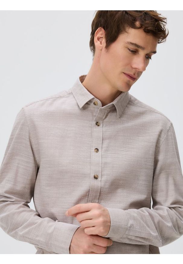 Reserved - Bawełniana koszula regular fit - beżowy. Kolor: beżowy. Materiał: bawełna