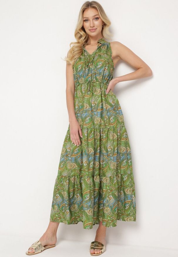 Born2be - Zielona Rozkloszowana Sukienka z Gumkami w Talii Wiązana przy Dekolcie Vrisa. Okazja: na co dzień. Typ kołnierza: dekolt w kształcie V. Kolor: zielony. Sezon: lato. Typ sukienki: rozkloszowane. Styl: elegancki, casual