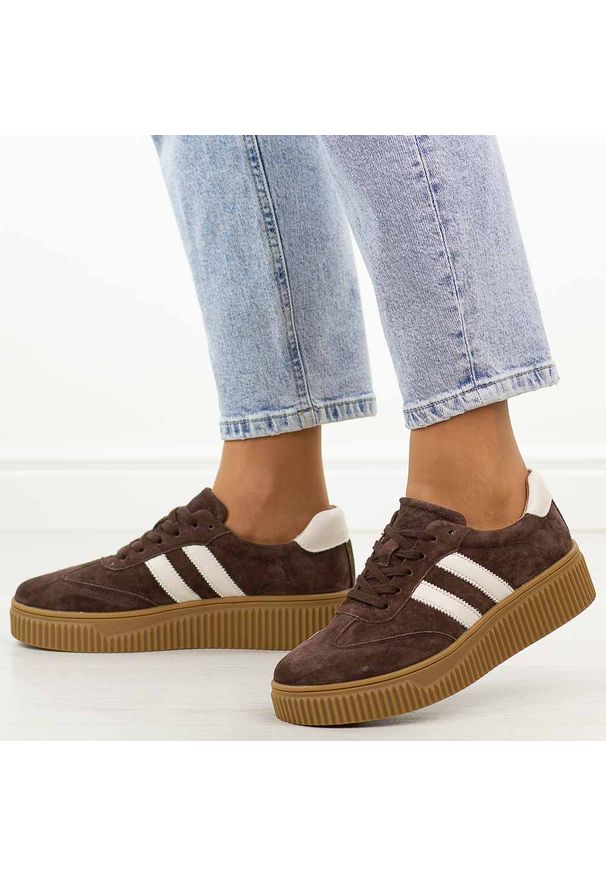 Brązowe skórzane półbuty damskie Filippo Dp6776/26. Okazja: na co dzień. Kolor: brązowy. Materiał: nubuk, skóra. Sezon: jesień, wiosna, lato. Obcas: na platformie. Styl: klasyczny, casual, elegancki