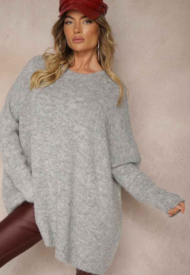 Renee - Jasnoszary Casualowy Sweter Oversize Allethia. Okazja: na co dzień. Kolor: szary. Długość rękawa: długi rękaw. Długość: długie. Styl: casual