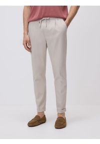 Reserved - Spodnie regular z włóknem bambusowym - beżowy. Kolor: beżowy. Materiał: włókno