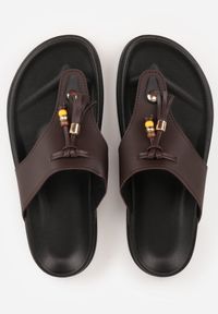 Born2be - Brązowe Klapki Typu Japonki Ozdobione Frędzlami Elinryss. Okazja: na co dzień, na spacer. Kolor: brązowy. Materiał: len. Wzór: aplikacja. Sezon: lato. Styl: boho, casual, elegancki #3